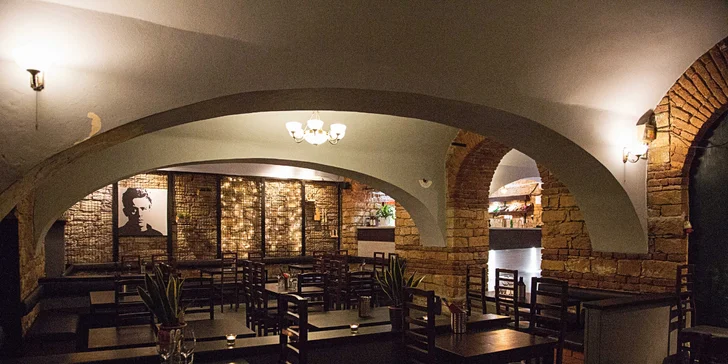 Objevte chutě Asie: 4chodové menu s lahví bílého vína i bez pro 2 osoby