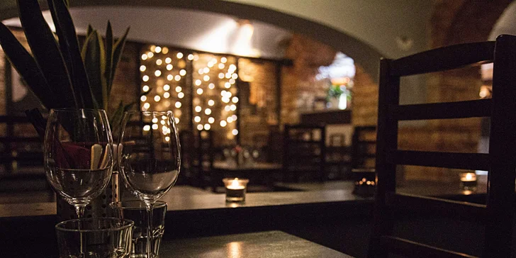 Objevte chutě Asie: 4chodové menu s lahví bílého vína i bez pro 2 osoby