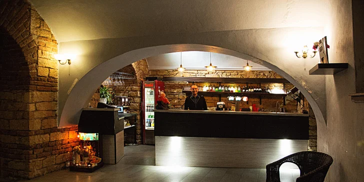 Objevte chutě Asie: 4chodové menu s lahví bílého vína i bez pro 2 osoby