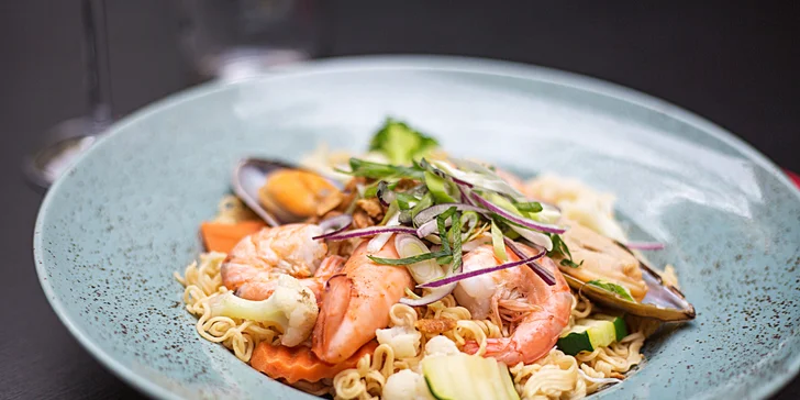 Objevte chutě Asie: 4chodové menu s lahví bílého vína i bez pro 2 osoby