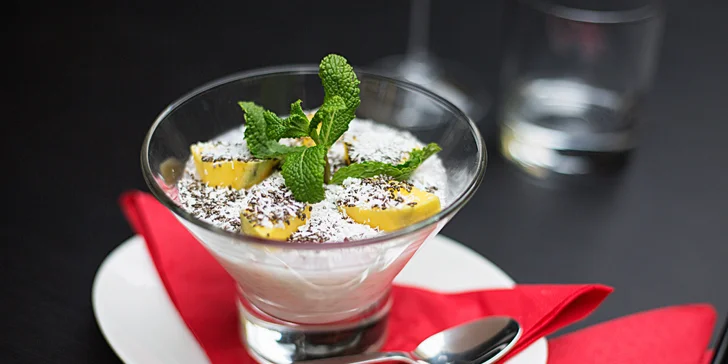 Objevte chutě Asie: 4chodové menu s lahví bílého vína i bez pro 2 osoby