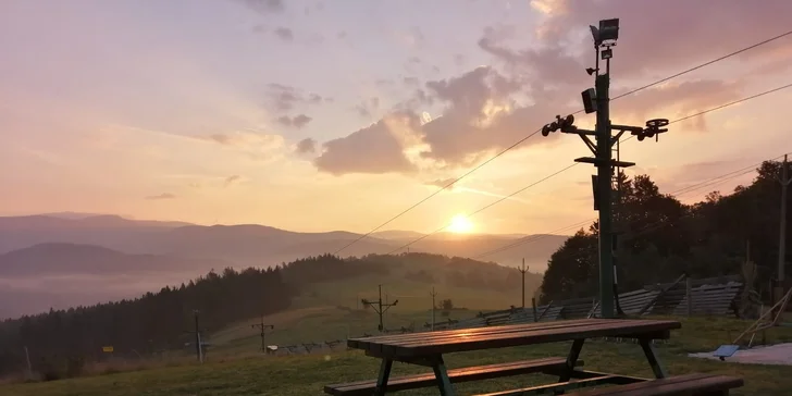 V létě vyrazíte na kolo či pěší túru (vyškrábejte se třeba na Buč a zpátky to vezměte kolem vodního mlýna).
