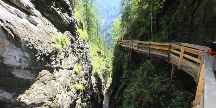 Turistika třemi soutěskami: Vorderkaserklamm, Seisenbergklamm, Lamprechtshöhle
