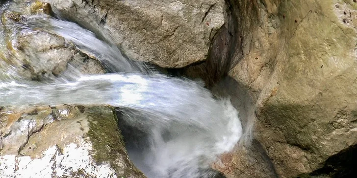 Turistika třemi soutěskami: Vorderkaserklamm, Seisenbergklamm, Lamprechtshöhle