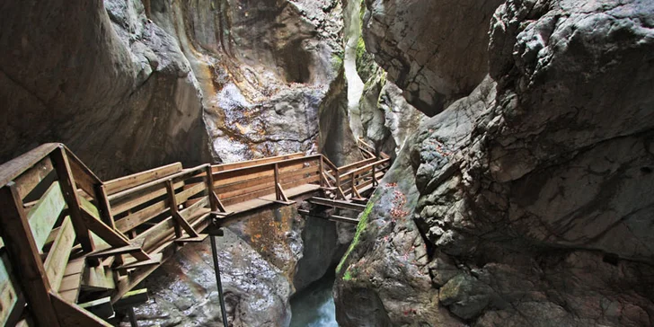 Turistika třemi soutěskami: Vorderkaserklamm, Seisenbergklamm, Lamprechtshöhle