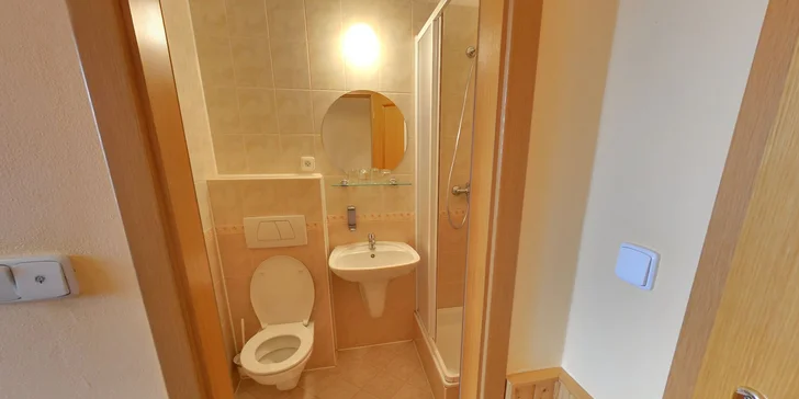 V každém pokoji je samostatná koupelna a WC.