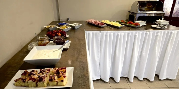 Raňajky prebiehajú formou bufetu, večere sú servírované.