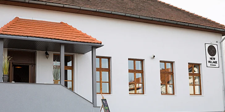 Hovězí či lososový burger s americkými bramborami nebo salátem Coleslaw