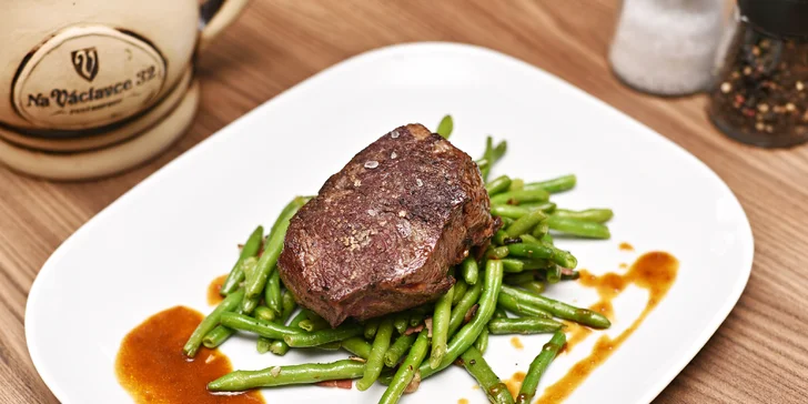 Tříchodové menu pro dva milovníky masa: tatarák, biftek a lívance se žahourem