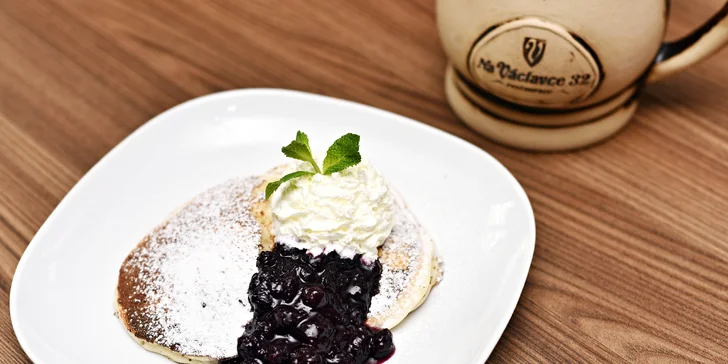 Tříchodové menu pro dva milovníky masa: tatarák, biftek a lívance se žahourem