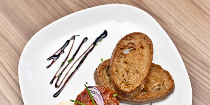 Tříchodové menu pro dva milovníky masa: tatarák, biftek a lívance se žahourem