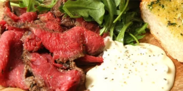 6chodové menu kombinující španělskou a českou kuchyni: bizoní steak i jelítko