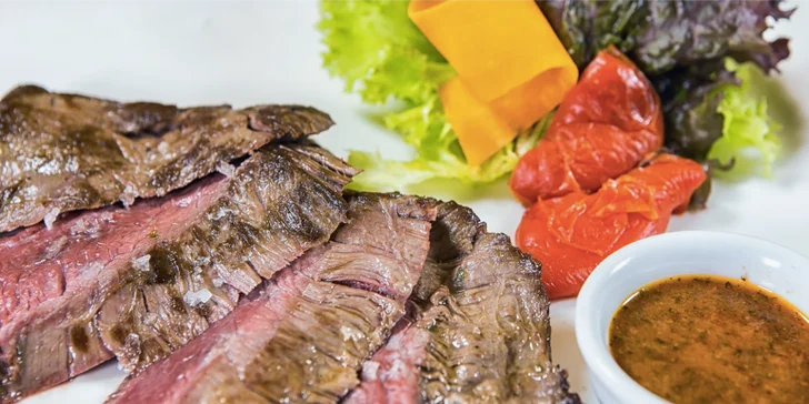 6chodové menu kombinující španělskou a českou kuchyni: bizoní steak i jelítko