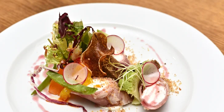 4chodové menu pro zamilované: mořský vlk nebo hovězí steak a lahev vína