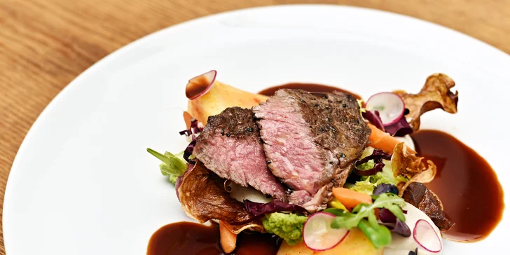 4chodové menu pro zamilované: mořský vlk nebo hovězí steak a lahev vína