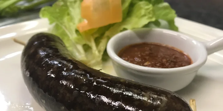 6chodové menu kombinující španělskou a českou kuchyni: bizoní steak i jelítko