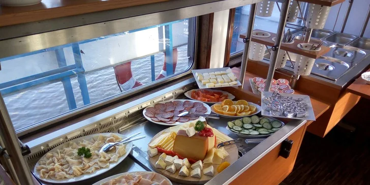 Začněte ráno snídaní na Vltavě: all you can eat bufet v botelu Vodník