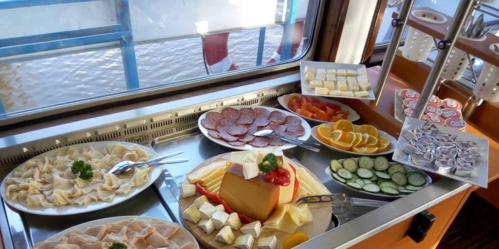 Začněte ráno snídaní na Vltavě: all you can eat bufet v botelu Vodník