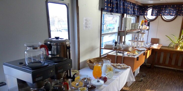 Začněte ráno snídaní na Vltavě: all you can eat bufet v botelu Vodník
