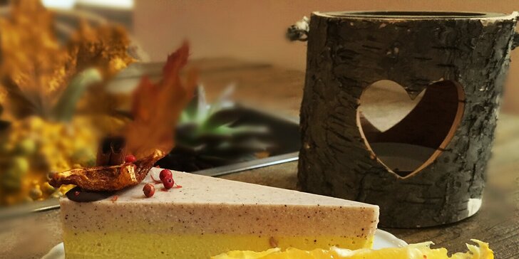 Skořicový dort a šálek teplého nealko likéru v kavárně Secret of raw