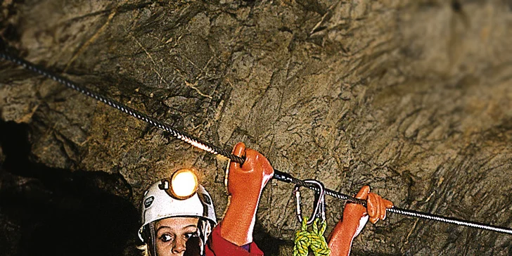 Nevšední zážitek v jeskyních: kurz speleologie v Moravském krasu