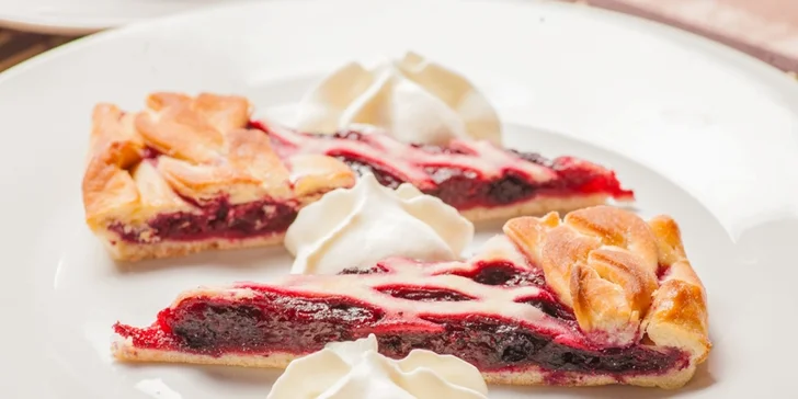 4chodové ruské menu pro 2 osoby: soljanka, okroška, pirožky i pelmeně