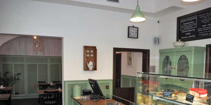 Alsaská specialita Flammkuchen: slaný koláč i se salátem a nápojem