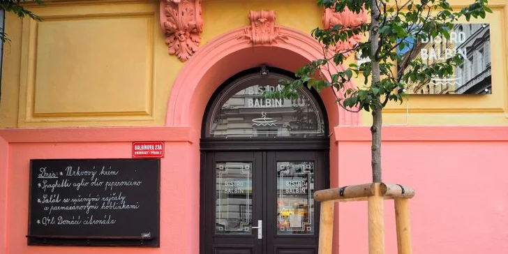 Alsaská specialita Flammkuchen: slaný koláč i se salátem a nápojem