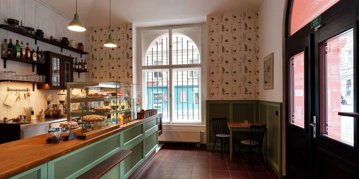 Alsaská specialita Flammkuchen: slaný koláč i se salátem a nápojem