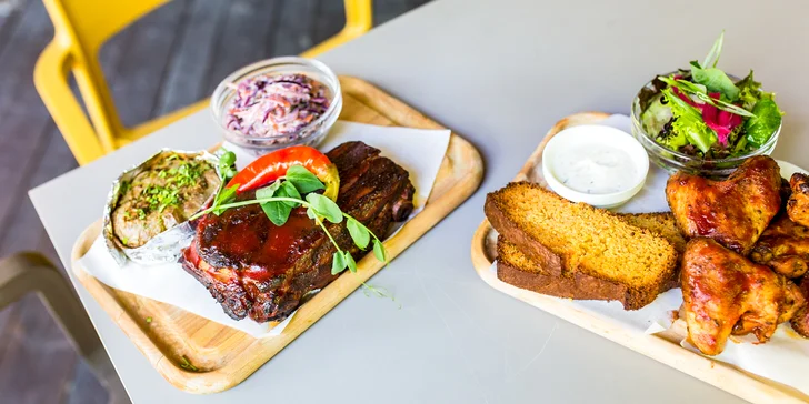 BBQ set pre 2 osoby: šťavnaté údené rebrá, glazované krídelká a domáci cornbread