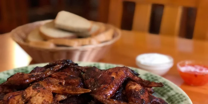 1, 2 nebo 4 kg pečených křídel s pečivem a dvěma omáčkami