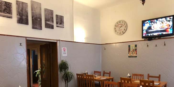 Vykostěné pečené koleno s hořčicí, křenem, salátem a pečivem