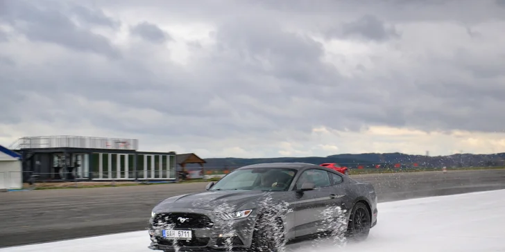 Exkluzivní škola smyku na polygonu s novým vozem Ford Mustang 5.0 GT