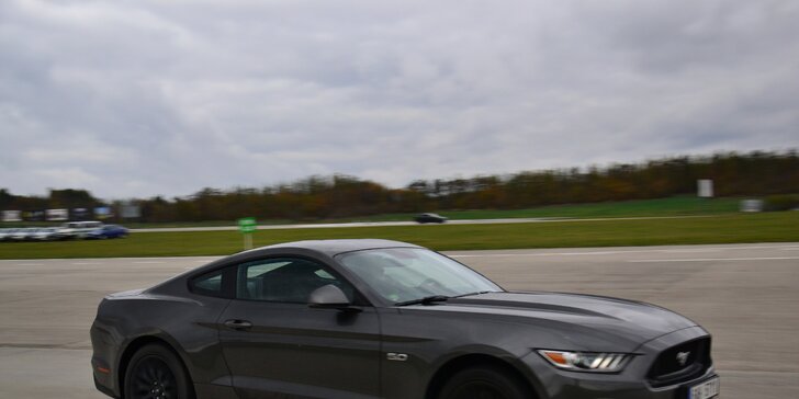 Exkluzivní škola smyku na polygonu s novým vozem Ford Mustang 5.0 GT