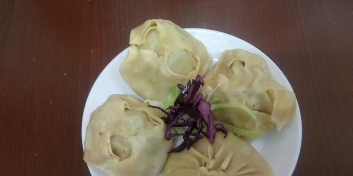 Tři tradiční uzbecké speciality: manti, samsa nebo plov