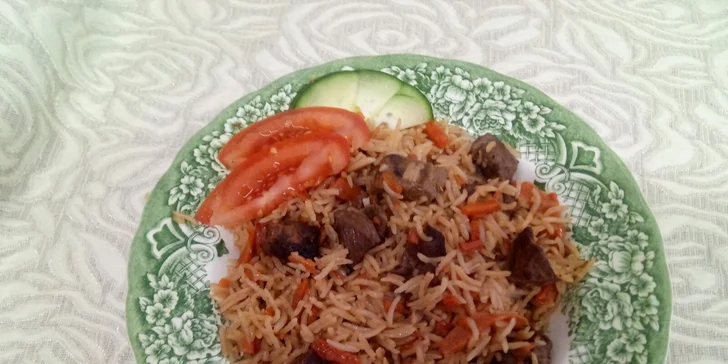 Tři tradiční uzbecké speciality: manti, samsa nebo plov