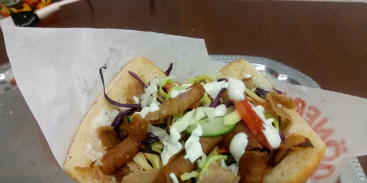 Výtečná pochoutka do ruky: Kebab v chlebu, tortile nebo boxu