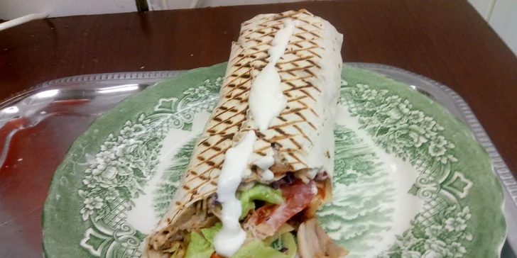 Výtečná pochoutka do ruky: Kebab v chlebu, tortile nebo boxu