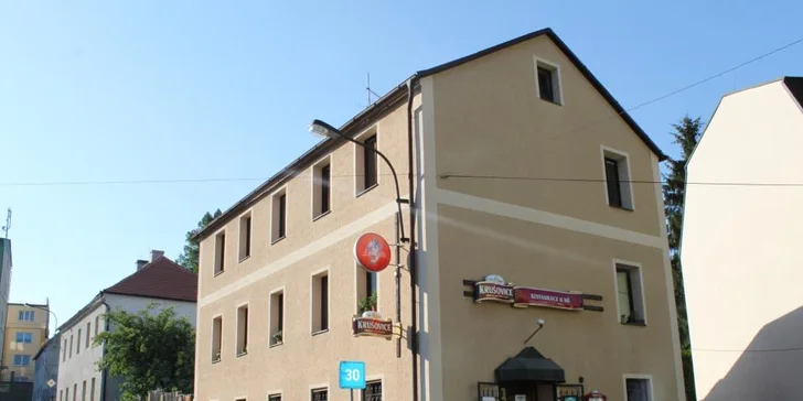 2 pečená vepřová kolena či saláty s kuřecím masem