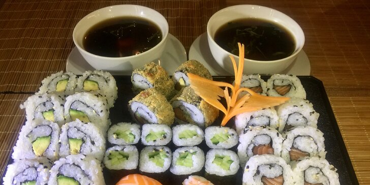 Sushi sety s 22 až 38 kousky, některé i s polévkou Tom Yun nebo Miso
