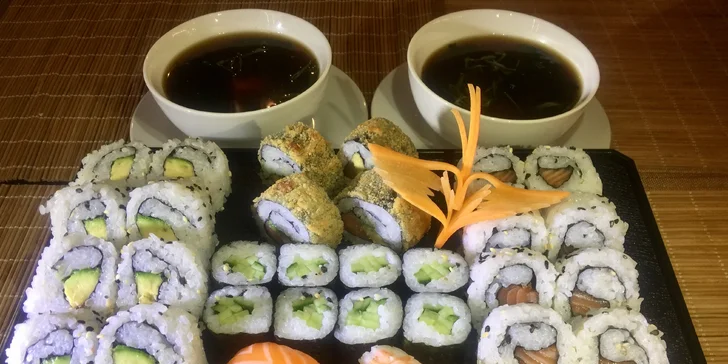 Sushi sety s 22 až 38 kousky, některé i s polévkou Tom Yun nebo Miso