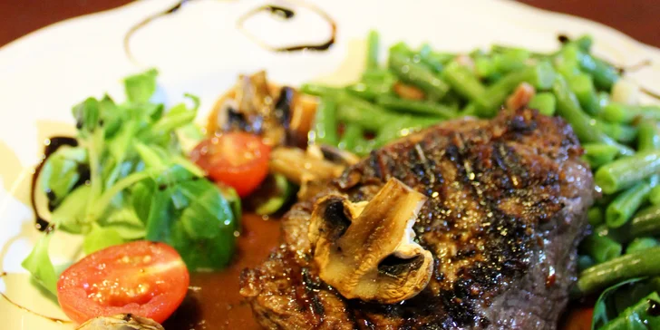 Steak z hovězí svíčkové, žampionová omáčka s fazolkami a sklenka vína