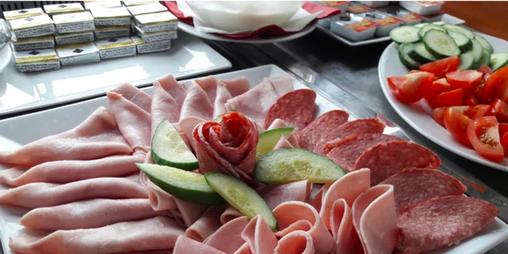 Začněte ráno snídaní na Vltavě: all you can eat bufet v botelu Vodník
