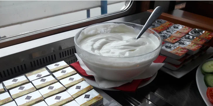 Začněte ráno snídaní na Vltavě: all you can eat bufet v botelu Vodník