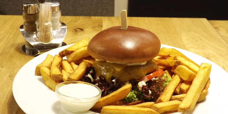 Burgerové menu s hovězím Chuck Roll a příp. degustace tří piv pro 1 či 2 osoby