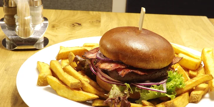 Burgerové menu s hovězím Chuck Roll a příp. degustace tří piv pro 1 či 2 osoby