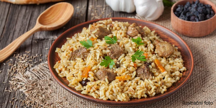 Tři tradiční uzbecké speciality: manti, samsa nebo plov