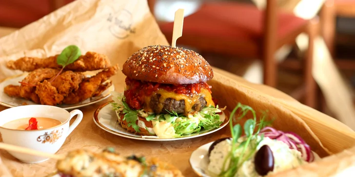Součástí menu je třeba tenhle fešácký Dijon burger. 