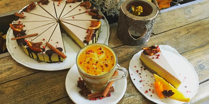 Skořicový dort a šálek teplého nealko likéru v oblíbené kavárně Secret of raw