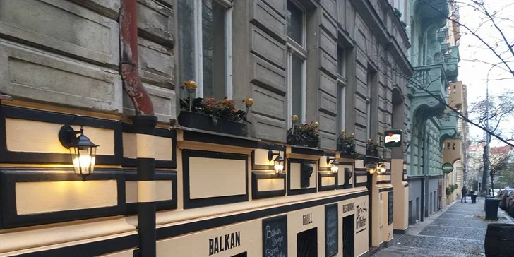Balkánský mix grill: uštipci, čevapčiči a další dobroty s bramborami a salátem